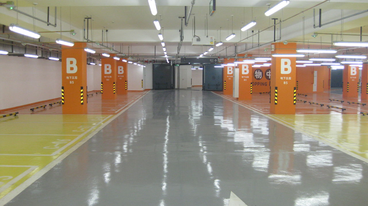 商業(yè)購(gòu)物廣場(chǎng)地下車庫(kù)環(huán)氧樹(shù)脂地坪
